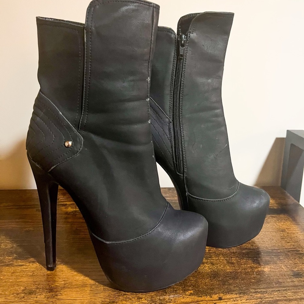 Brida Black Platform Booties